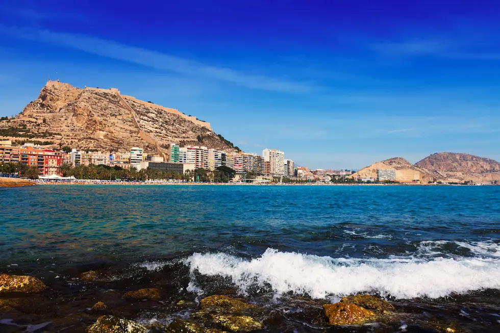 vista de Alicante con el castillo de Santa Bárbara
